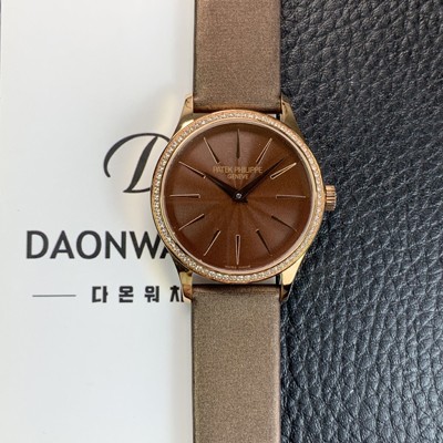 미러급 파텍필립 여성용 칼라트라바 4897R-001 나토천/가죽줄 18K 로즈골드 33mm 오토매틱 Cal.324 타입 브라운 다이얼 pat2253 Ⅳ
