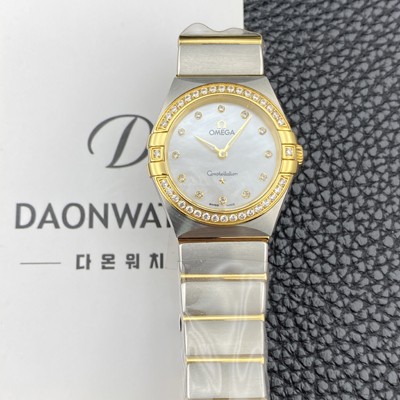 미러급 오메가 여성용 컨스틀레이션 맨해튼 131.25.28.60.55.002 옐우골드 다이아몬드 세팅 베젤 28mm 쿼츠 Cal.4061무브먼트 화이트 자개 다이얼 omg0228 Ⅳ