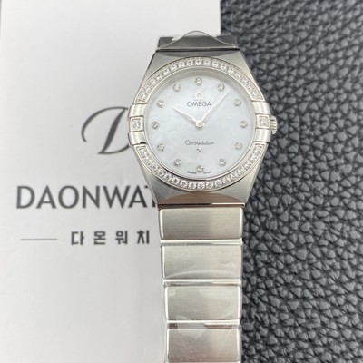 미러급 오메가 여성용 컨스틀레이션 맨해튼 131.15.28.60.55.001 다이아몬드 세팅 베젤 28mm 쿼츠 Cal.4061무브먼트 화이트 자개 다이얼 omg0222 Ⅳ