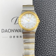 미러급 오메가 여성용 컨스틀레이션 맨해튼 131.20.28.60.55.002 옐우골드 28mm 쿼츠 Cal.4061무브먼트 화이트 자개 다이얼 omg0230 Ⅳ